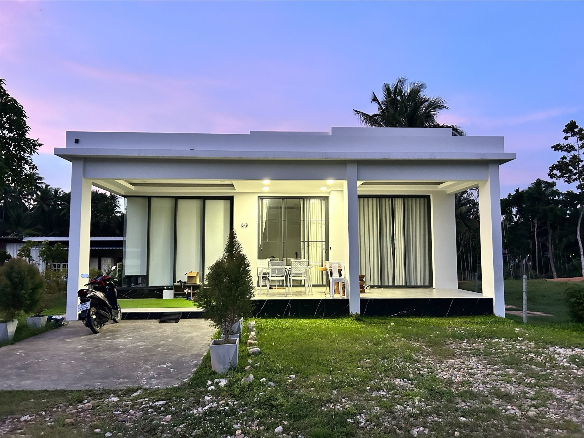 บ้านพัก สไตล์ Modern มีดาดฟ้า <br> ขนอม ส่งมอบงาน