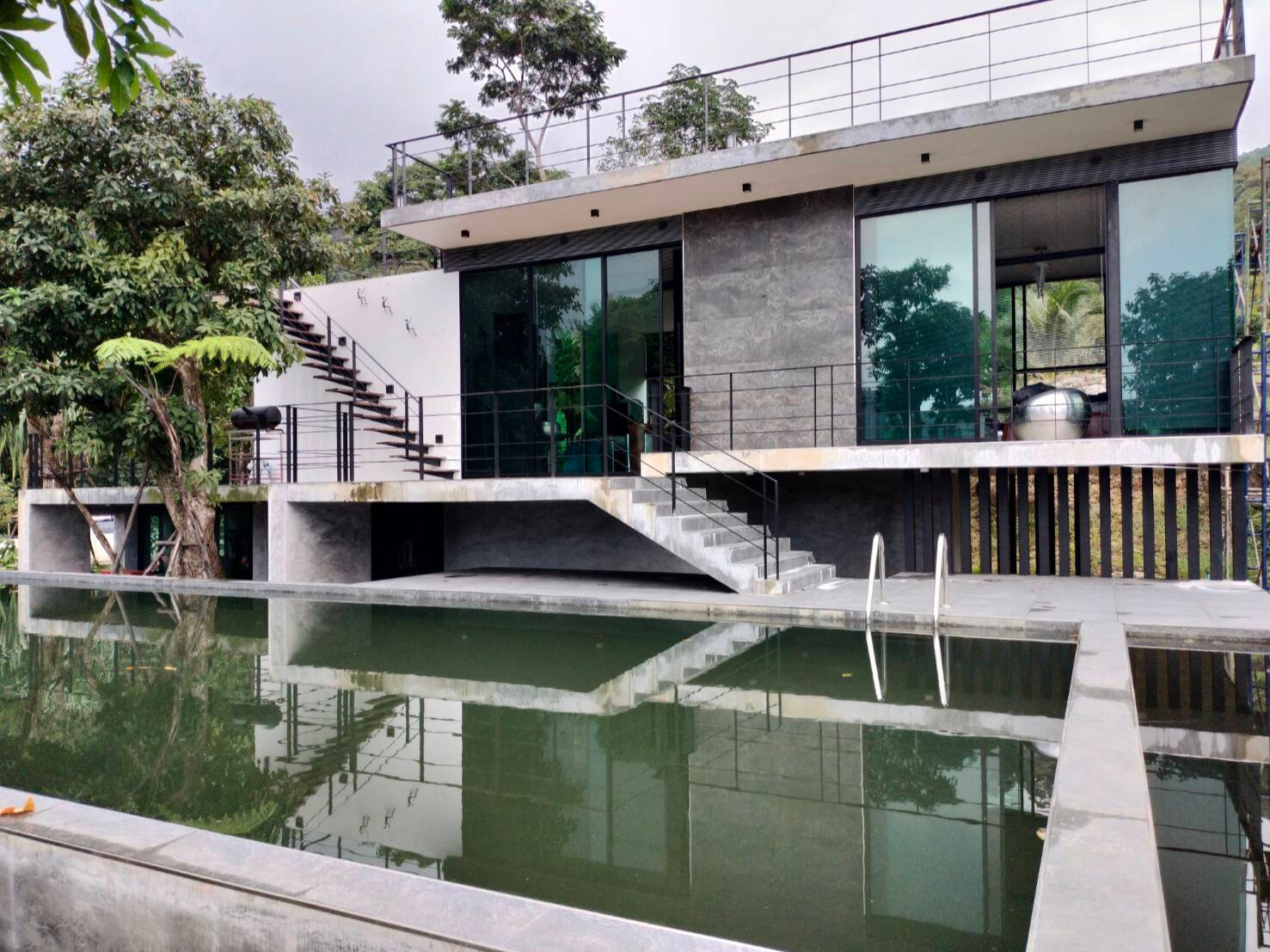 บ้านพัก คสล 1 ชั้น  <br> มีดาดฟ้า พร้อมสระว่ายน้ำ ส่งมอบงาน