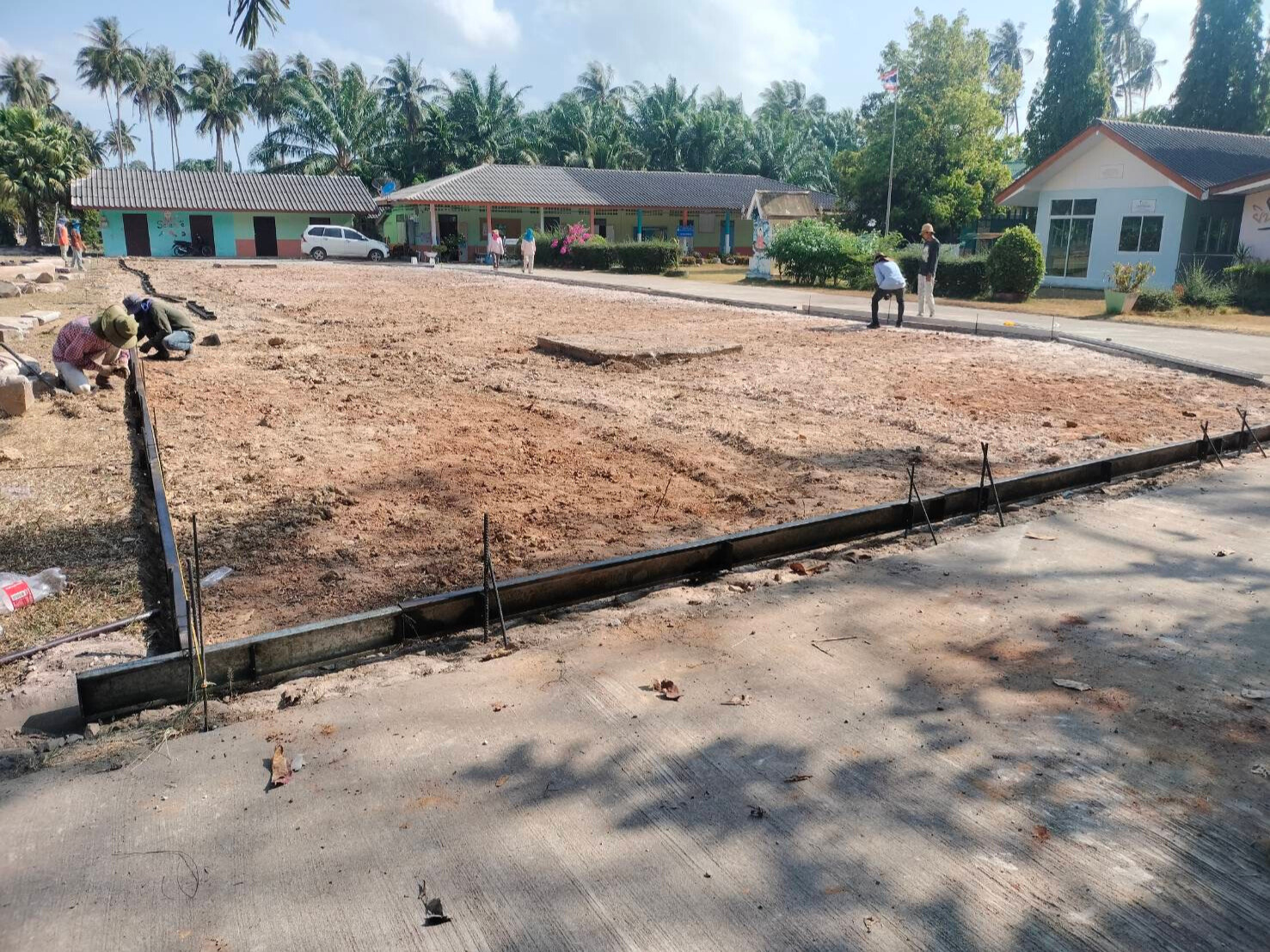 งานเทคอนกรีตเป็นลานกีฬาเพื่อสุขภาพ โรงเรียนวัดกระดังงา ขนอม