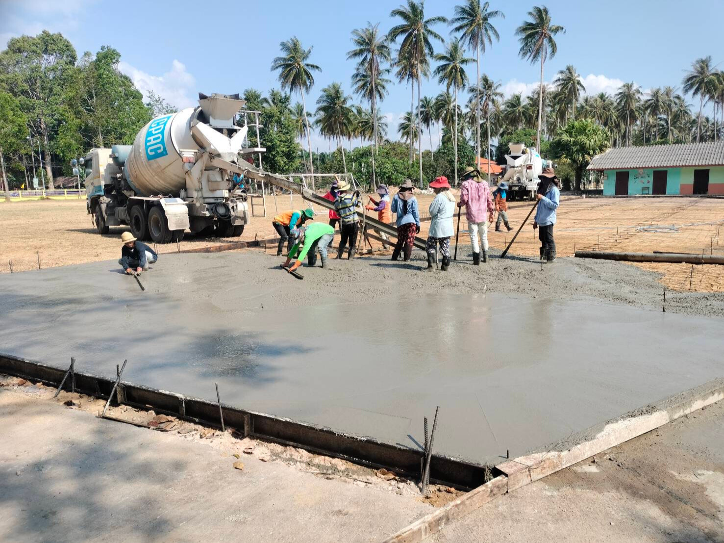 งานเทคอนกรีตเป็นลานกีฬาเพื่อสุขภาพ โรงเรียนวัดกระดังงา ขนอม