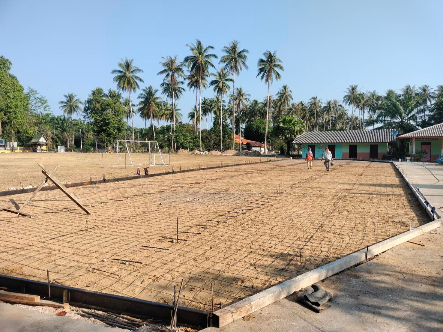 งานเทคอนกรีตเป็นลานกีฬาเพื่อสุขภาพ โรงเรียนวัดกระดังงา ขนอม