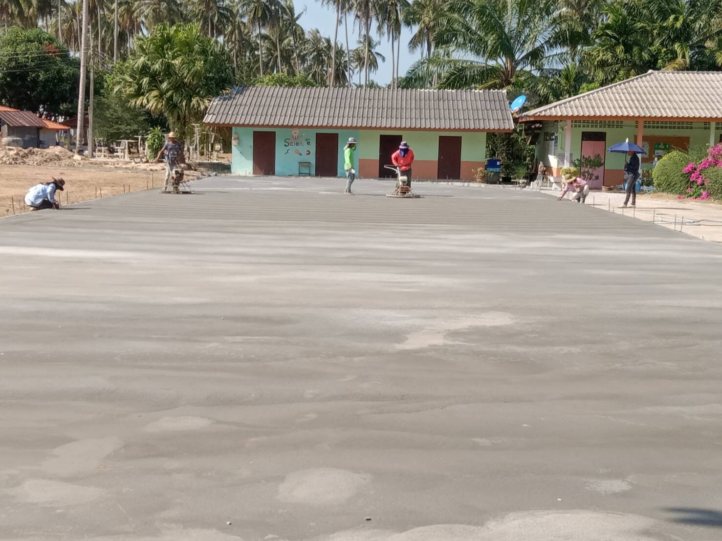 งานเทคอนกรีตเป็นลานกีฬาเพื่อสุขภาพ โรงเรียนวัดกระดังงา ขนอม