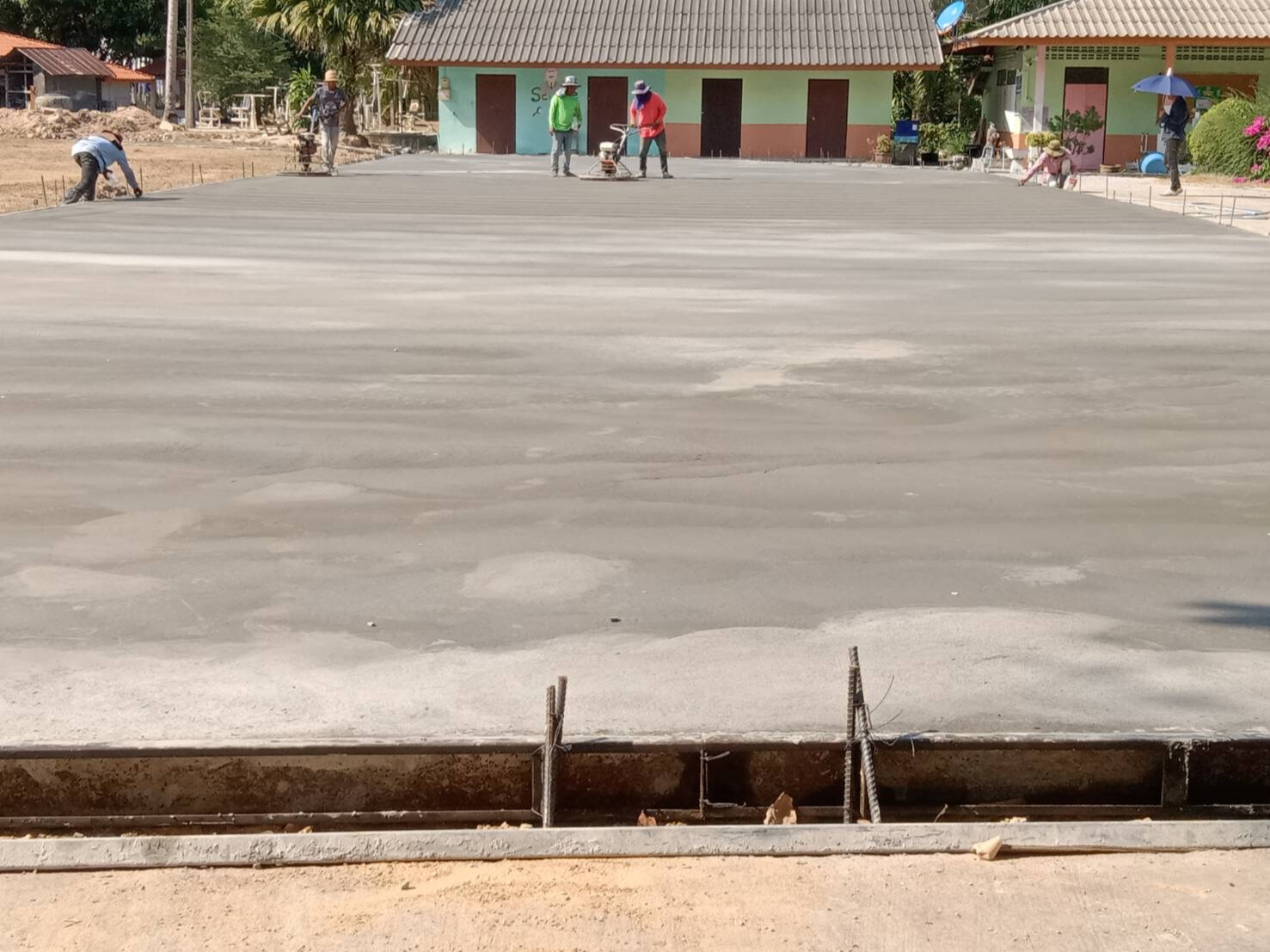 งานเทคอนกรีตเป็นลานกีฬาเพื่อสุขภาพ โรงเรียนวัดกระดังงา ขนอม