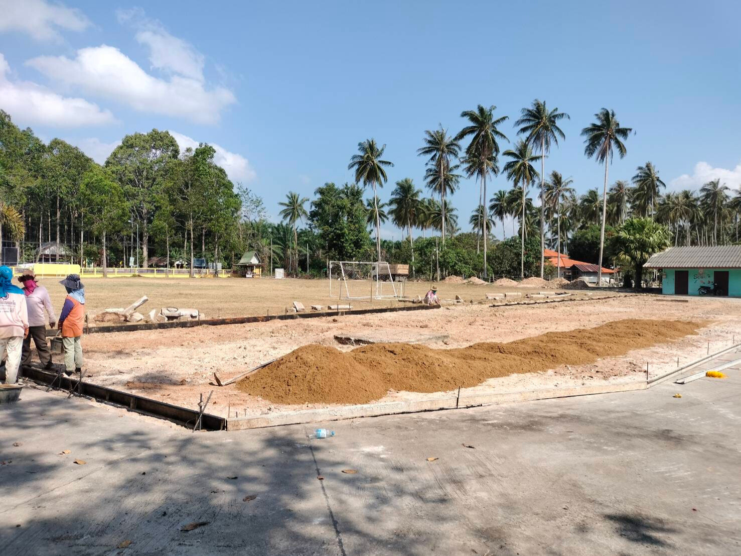 งานเทคอนกรีตเป็นลานกีฬาเพื่อสุขภาพ โรงเรียนวัดกระดังงา ขนอม