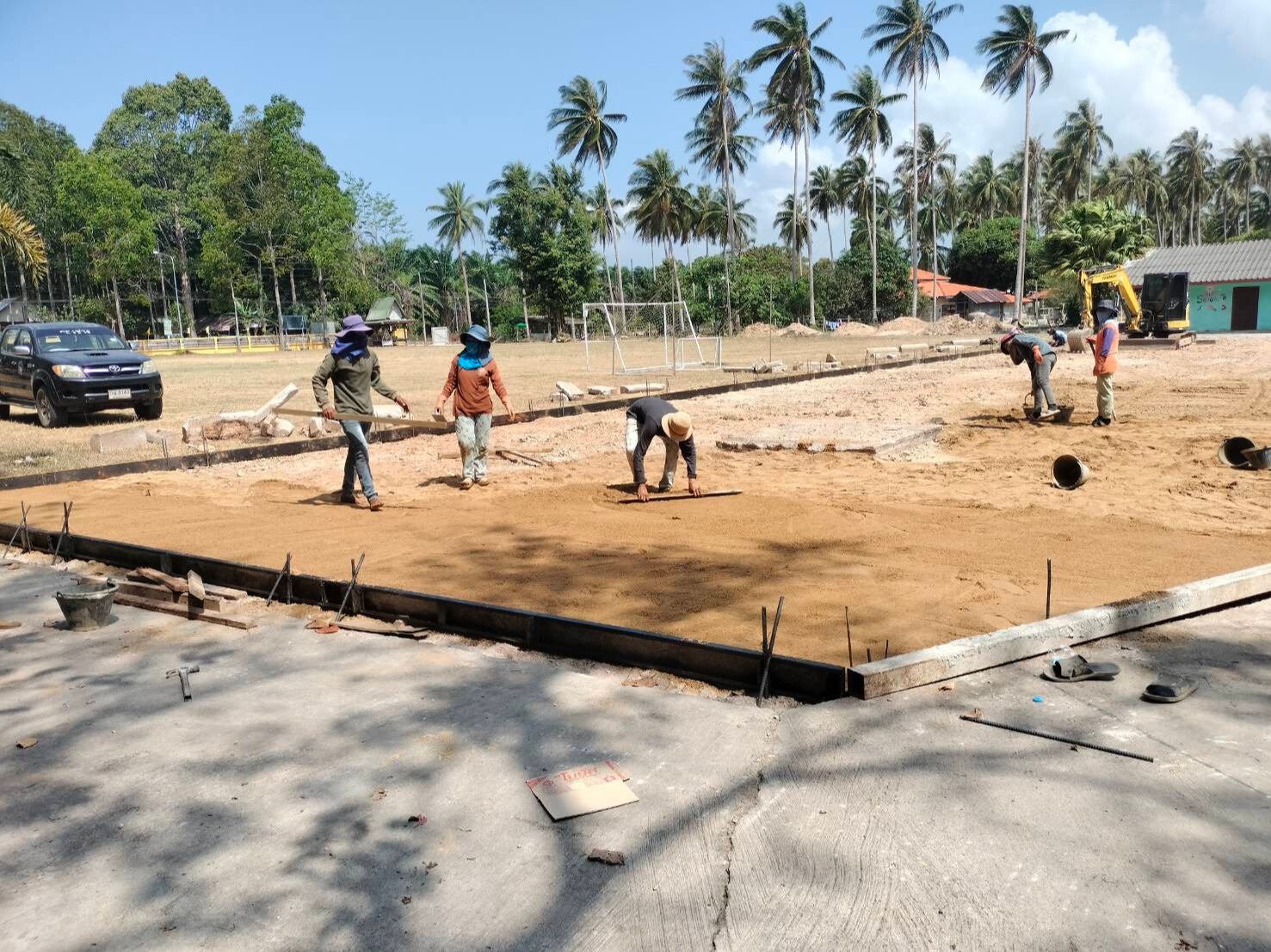 งานเทคอนกรีตเป็นลานกีฬาเพื่อสุขภาพ โรงเรียนวัดกระดังงา ขนอม