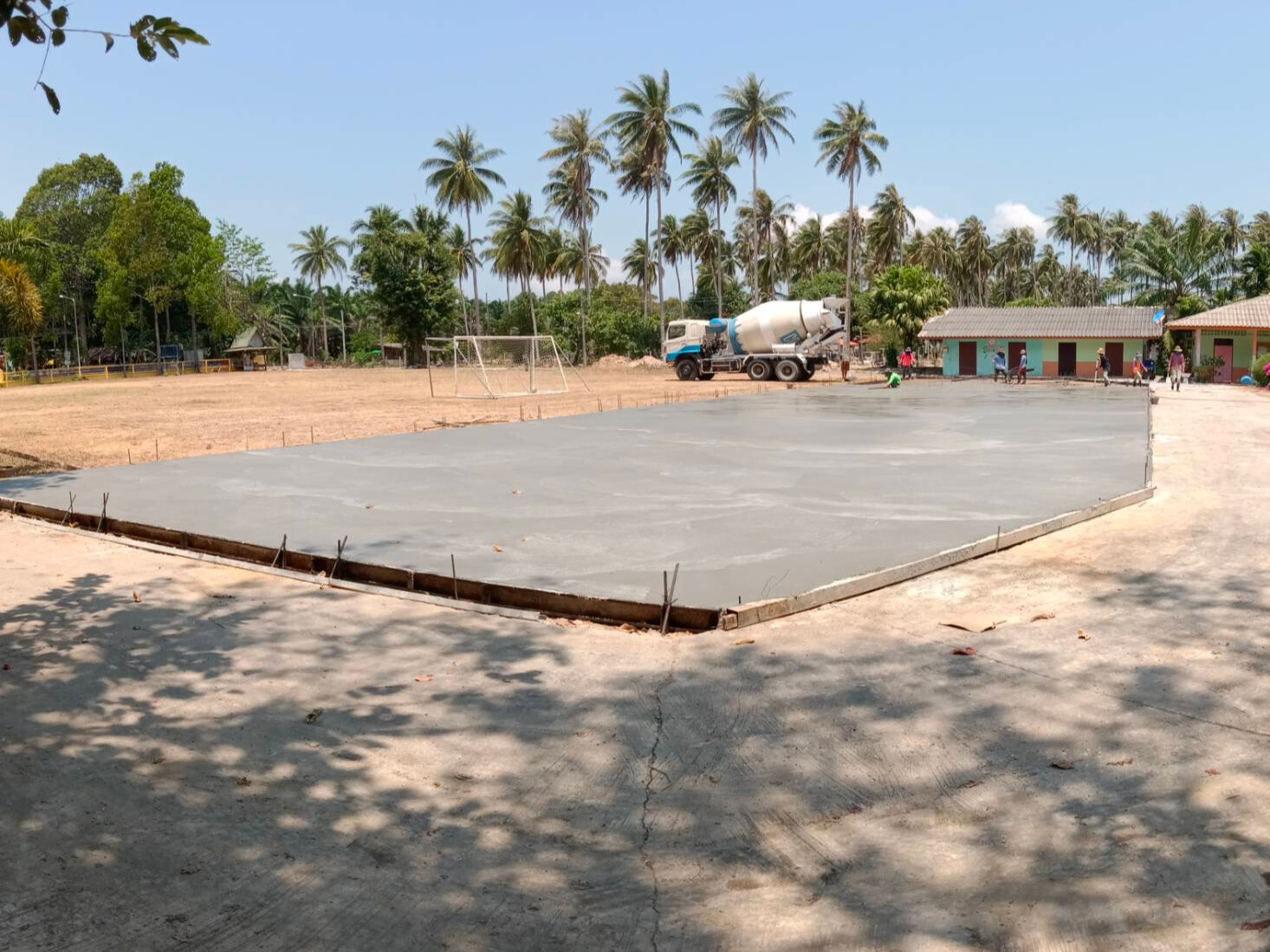 งานเทคอนกรีตเป็นลานกีฬาเพื่อสุขภาพ โรงเรียนวัดกระดังงา ขนอม